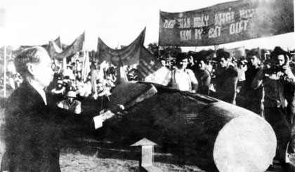 Đồng chí Nguyễn Văn Trọng, Phó Bí thư Tỉnh ủy Mỹ Tho đánh mõ truyền thống nhân Lễ Kỷ niệm 39 năm khởi nghĩa Nam kỳ được tổ chức tại Tiền Giang (23-11-1940 - 23-11-1979).