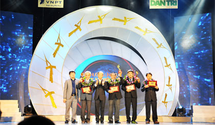 Đại diện nhóm nghiên cứu Hệ thống Bệnh viện điện tử của VNPT Tiền Giang (thứ 2 từ phải sang) nhận giải Ba Nhân tài Đất Việt năm 2015.