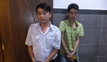  Hai đối tượng cùng tang vật tại khách sạn (Tài xế taxi áo trắng)