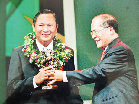 Phó Thủ tướng Nguyễn Sinh Hùng (nay là Chủ tịch Quốc hội) trao Cúp Thánh Gióng cho ông Đinh Văn Hữu vào năm 2007.