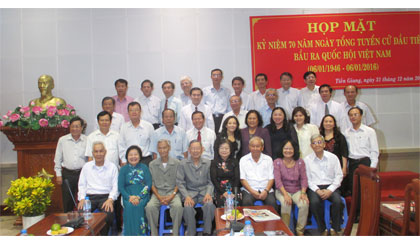 Đại biểu chụp ảnh lưu niệm tại buổi họp mặt.