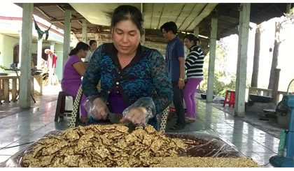 Mỗi ngày gia đình chị Hồng Nhung sản xuất trên 100 kg mứt khóm nhưng vẫn không đủ bán.