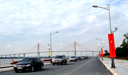 Đường và kè dọc sông Tiền. Ảnh: Lê Huỳnh