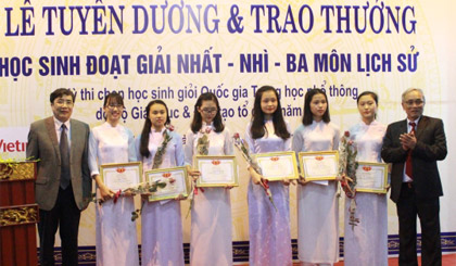Ban tổ chức trao bằng khen cho 6 học sinh đoạt giải Nhất trong kỳ thi Học sinh giỏi Quốc gia THPT môn Lịch sử (Ảnh: KS)