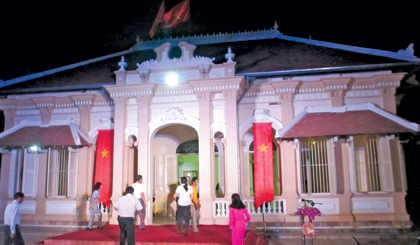 Đại biểu vào tham quan nhà Bạch Công Tử.