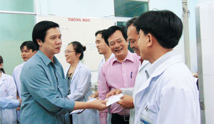 Ông Nguyễn Văn Danh, Bí thư Tỉnh ủy tặng quà cho các y, bác sĩ của Bệnh viện Đa khoa trung tâm Tiền Giang trong đêm giao thừa Tết Nguyên đán năm 2016.
