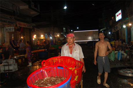 Một đêm vất vã của chú Hùng, “cửu vạn” tại chợ Mỹ Tho.