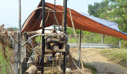 Một giếng tầng nông đang được nông dân khoan để sử dụng. Ảnh: Minh Thành