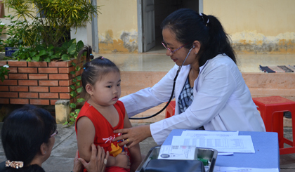 Khám sàng lọc trước tiêm chủng là việc làm bắt buộc để đảm bảo an toàn tiêm chủng. 		              Ảnh: Hạnh Nga