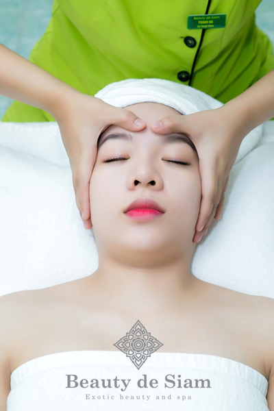 Hotgil Khả Phương đang điều trị mụn tại Beauty de Siam.