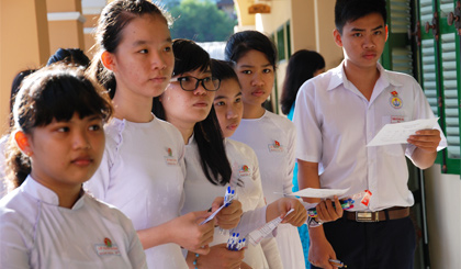 Các thí sinh chuẩn bị vào phòng thi.