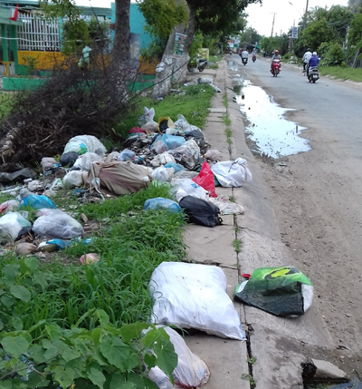 Túi ni-lông vứt bừa bãi ngoài đường gây ô nhiễm môi trường.
