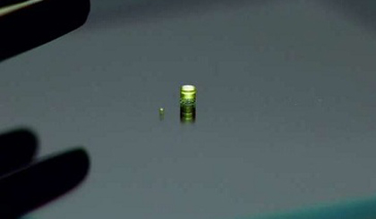 Chiếc máy quay có kích thước không lớn hơn một hạt muối.