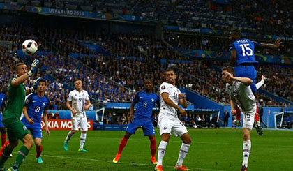 Pogba đánh đầu rung lưới Iceland.
