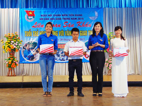 Chị Nguyễn Thị Uyên Trang, Bí thư Tỉnh đoàn tuyên dương giới trẻ tại liên hoan “Tuổi trẻ học đường với văn hóa giao thông”.                                     Ảnh: Phương Mai