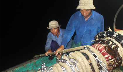 Giữa biển khơi, luôn ẩn chứa nhiều rủi ro. Một phút sơ sẩy có thể nguy hiểm đến tính mạng.