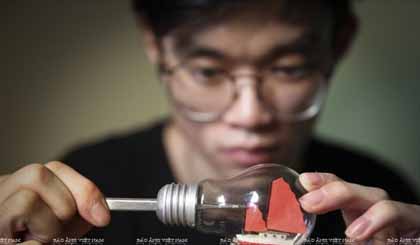 Công đoạn đòi hỏi sự tỉ mỉ, chính xác và sự kiên nhẫn là việc ghép các phần của con thuyền bên trong bóng đèn.