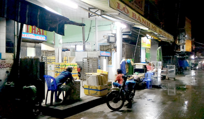 Tivi mở hết công suất và được quay ra phía nhà bà con  lối xóm (ảnh chụp lúc 3 giờ 24 phút sáng 11-10). 