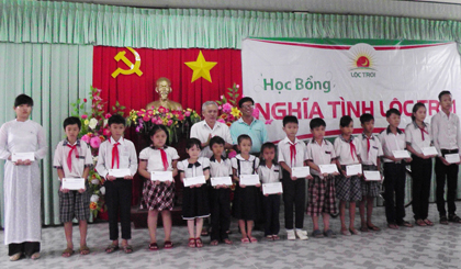Phòng GD-ĐT và Hội Khuyến học huyện Cai Lậy vận động Tập đoàn Lộc Trời trao học bổng cho học sinh có hoàn cảnh khó khăn.