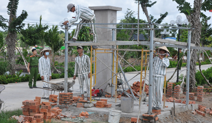 Phạm nhân Trại giam Mỹ Phước với nghề hàn và thợ xây đã được học trong trại, áp dụng vào lao động.