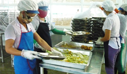 Các bếp ăn tập thể tại các công ty, xí nghiệp luôn tiềm ẩn nguy cơ xảy ra ngộ độc nếu không được kiểm soát tốt về ATTP.