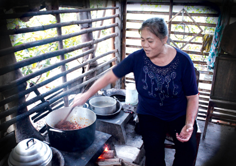 Dù chưa có thương hiệu, chưa thành lập làng nghề, nhưng mứt khóm ở ấp Mỹ Thành, xã Mỹ Phước, huyện Tân Phước đã được nhiều địa phương biết đến, xem là đặc sản của huyện Tân Phước. 