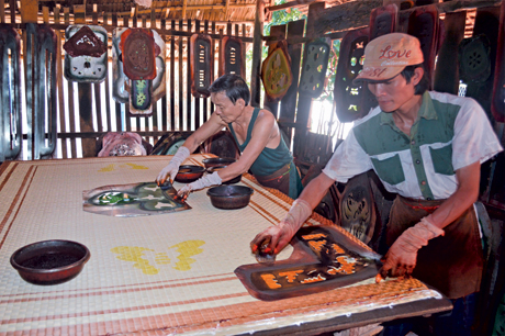 Chiếu hoa của Làng dệt chiếu xã Long Định, huyện Châu Thành có màu sắc rực rỡ hơn ngày thường khi để phục vụ Tết. 