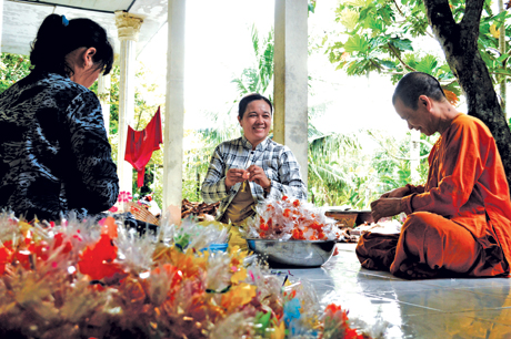 Dọc con hẻm nhỏ ở khu phố 5, phường 10 (TP. Mỹ Tho) không khí tết cũng đang ùa về,  với cảnh người người gọt, vắt hạnh, xên, đóng gói mứt hạnh cho kịp ra chợ tết.