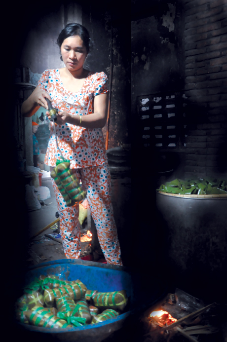 Không biết tự bao giờ, bánh tét đã trở thành món ăn truyền thống  và việc gói bánh tét cũng trở thành một trong những phong tục ngày tết không thể thiếu của người Nam bộ. Làng Bánh tét Hội Gia (xã Mỹ Phong, TP. Mỹ Tho) đã hình thành hơn 60 năm, luôn nức tiếng với hương vị độc đáo. 