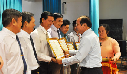 Ông Trần Thanh Đức, Phó Chủ tịch UBND tỉnh trao Bằng công nhận danh hiệu Tập thể Lao động xuất sắc năm 2016  của UBND tỉnh cho đại diện các tập thể ngành Văn hóa - Thể thao và Du lịch tại Hội nghị triển khai công tác VH-TT&DL năm 2017.