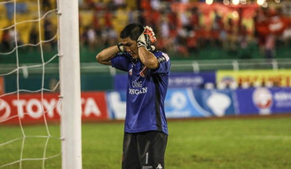 Minh Nhựt đã quyết định quay lưng không bắt penalty. Nguồn: Tuoitre.vn