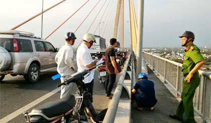 Hiện trường vụ nam thanh niên nhảy cầu Rạch Miễu vào chiều 1-3.