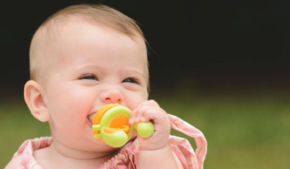 Trẻ ăn dặm bằng túi nhai. Ảnh: Kidsme.