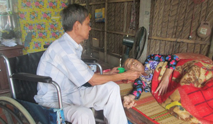 Ông Tứ đang chăm sóc vợ.