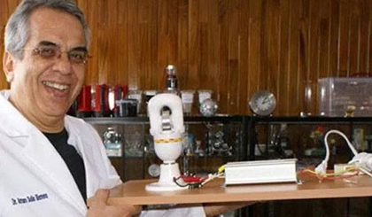 Nhà khoa học Mexico Arturo Solis Herrera và loại pin vĩnh cử mà ông chế tạo. (Nguồn: facebook./pages/Arturo-Solis-Herrera).
