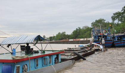 Tàu vận chuyển cát trên sông Tiền. Ảnh: Vân Anh