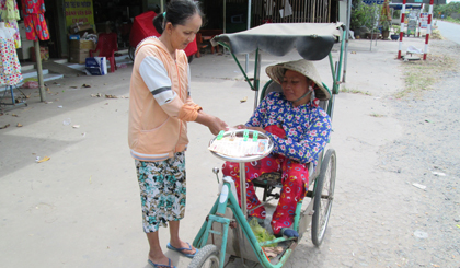 Hằng ngày, ở TP. Mỹ Tho, chúng ta không khó để bắt gặp hình ảnh những người bán vé số dạo. 