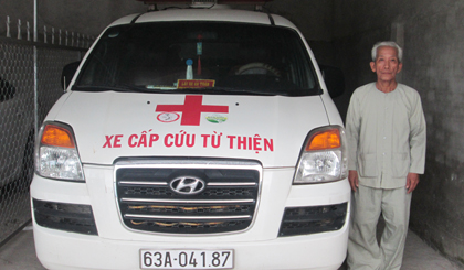 Chiếc xe cấp cứu miễn phí đã quen thuộc với nhiều gia đình bệnh nhân nghèo.