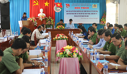 Các đại biểu làm việc tại hội thảo.