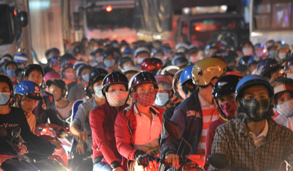 Tắc nghẽn giao thông vào trưa nắng dễ làm bạn ngộ độc khí ozon (Ảnh: Internet).