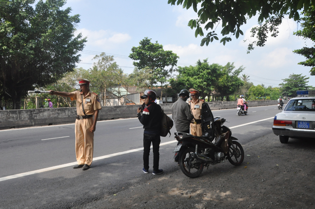 Lực lượng Cảnh sát giao thông làm nhiệm vụ trên QL1