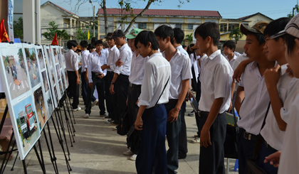 Học sinh xem triển lãm về tai nạn giao thông.