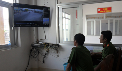 Công an giám sát tình hình ATGT qua camera.