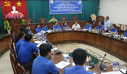 Các đại biểu làm việc tại hội nghị.