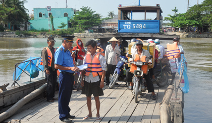 Lực lượng Thanh gtra giao thông vận tải kiểm tra phương tiện thủy nội địa.