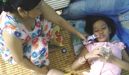 Mọi sinh hoạt của Ngọc phải có ba mẹ giúp.