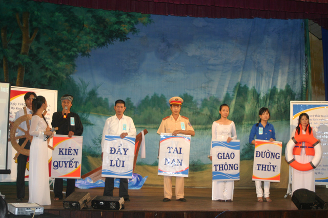 Một tiết mục sân khấu hóa tuyên truyền về ATGT đường thủy nội địa.