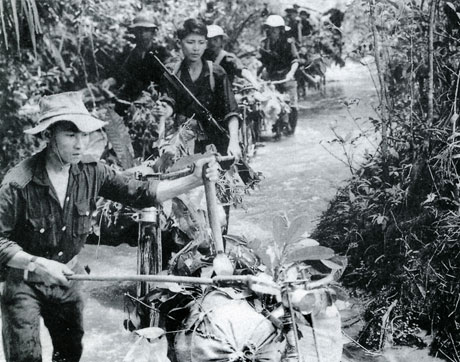 Đoàn xe đạp thồ chở hàng ra mặt trận.