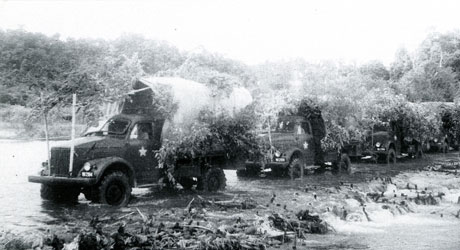 Đoàn xe cơ giới chở hàng ra tiền tuyến.