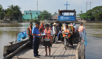 Thanh tra giao thông tỉnh kiểm tra an toàn giao thông đường thủy nội địa. Ảnh: H.C